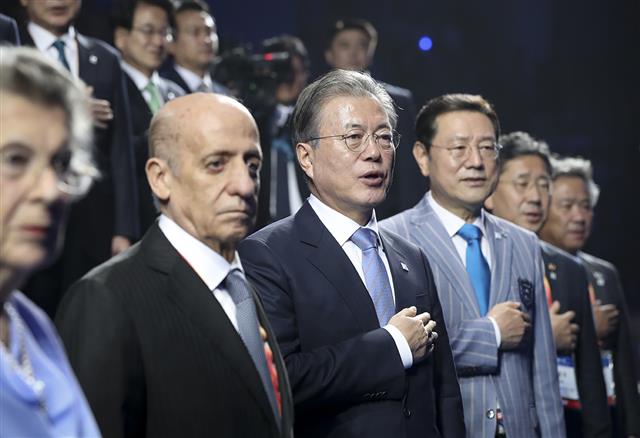 文대통령 ‘광주 수영선수권대회서 부르는 애국가’