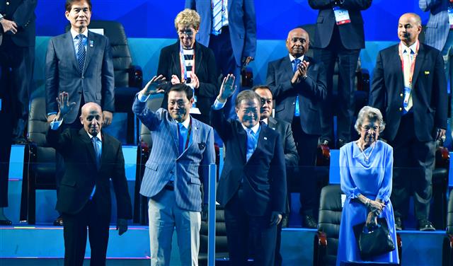 손 흔드는 문재인 대통령