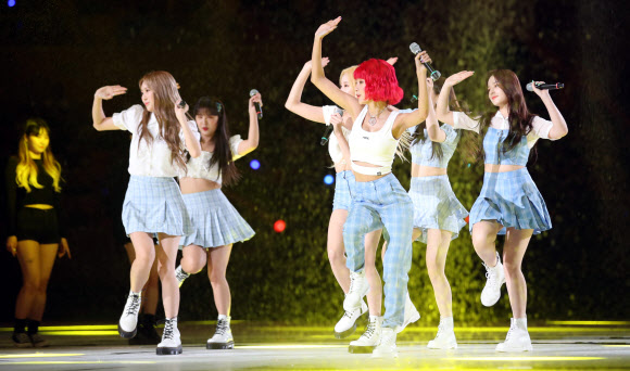 광주수영대회 축하공연 하는 모모랜드