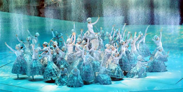 세계수영대회 개막식 ‘물줄기 속 우아함’