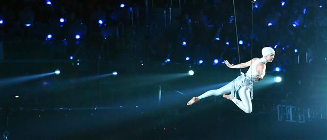 세계수영대회 개막식 ‘아찔한 축하공연’