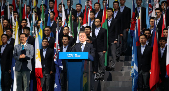 개회 선언하는 문 대통령