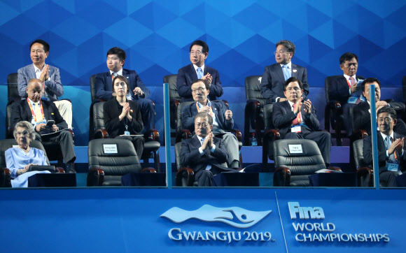 개회식 공연 지켜보는 문재인 대통령