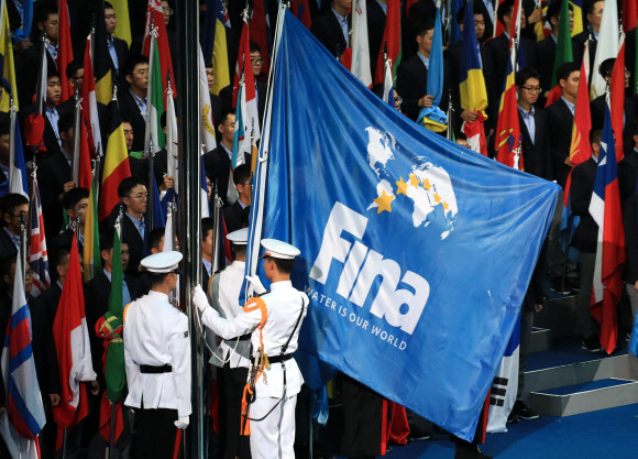 높이 오르는 광주수영대회기