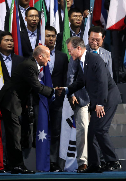 문재인 대통령 ‘키 맞춤 악수’