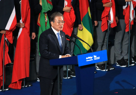 개회선언하는 문대통령