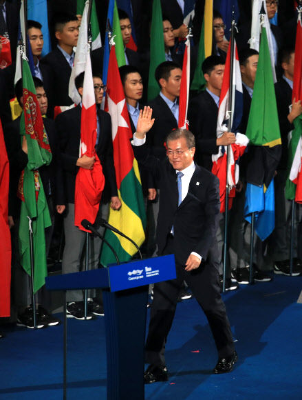 개회선언 위해 입장하는 문대통령