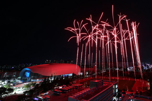 광주 하늘 밝히는 세계수영대회 개회 불꽃