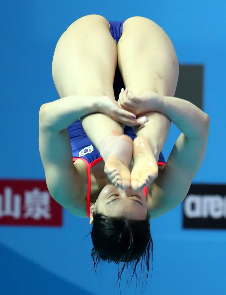 연기 펼치는 김수지