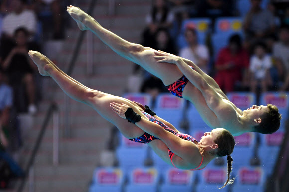 영국의 노아 윌리엄스와 로빈 버치가 13일(현지시간) 광주에서 열린  ‘2019 광주세계수영선수권대회’ 혼성 싱크로나이즈드 10m 플랫폼 다이빙 결승전에서 멋진 연기를 선보이고 있다. AFP 연합뉴스