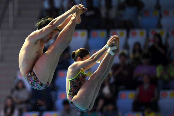한국의 김지욱과 권하림이 13일(현지시간) 광주에서 열린  ‘2019 광주세계수영선수권대회’ 혼성 싱크로나이즈드 10m 플랫폼 다이빙 결승전에서 멋진 연기를 선보이고 있다. AFP 연합뉴스