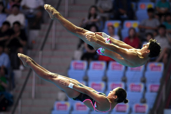 멕시코의 호세 이사이아스와 마리아 호세 모레노가 13일(현지시간) 광주에서 열린  ‘2019 광주세계수영선수권대회’ 혼성 싱크로나이즈드 10m 플랫폼 다이빙 결승전에서 멋진 연기를 선보이고 있다. AFP 연합뉴스