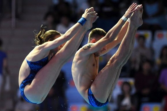 러시아의 빅토르 미니바예프와 에카테리나 벨리아에바가 13일(현지시간) 광주에서 열린  ‘2019 광주세계수영선수권대회’ 혼성 싱크로나이즈드 10m 플랫폼 다이빙 결승전에서 멋진 연기를 선보이고 있다. AFP 연합뉴스