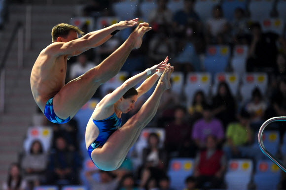 미국의 재커리 쿠퍼와 올리비아 로젠달이 13일(현지시간) 광주에서 열린  ‘2019 광주세계수영선수권대회’ 혼성 싱크로나이즈드 10m 플랫폼 다이빙 결승전에서 멋진 연기를 선보이고 있다. AFP 연합뉴스