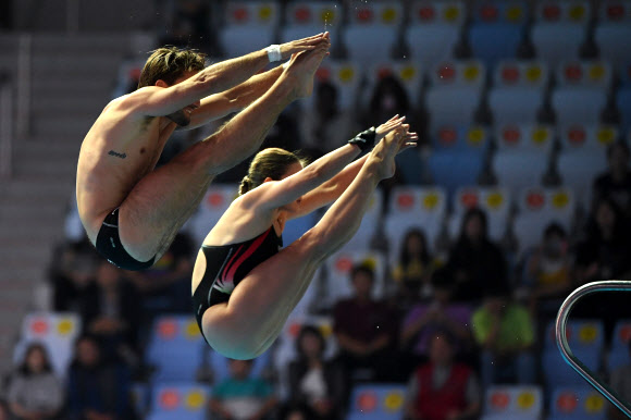 이탈리아의 마이콜 베르조토와 노에미 바트키가 13일(현지시간) 광주에서 열린  ‘2019 광주세계수영선수권대회’ 혼성 싱크로나이즈드 10m 플랫폼 다이빙 결승전에서 멋진 연기를 선보이고 있다. AFP 연합뉴스