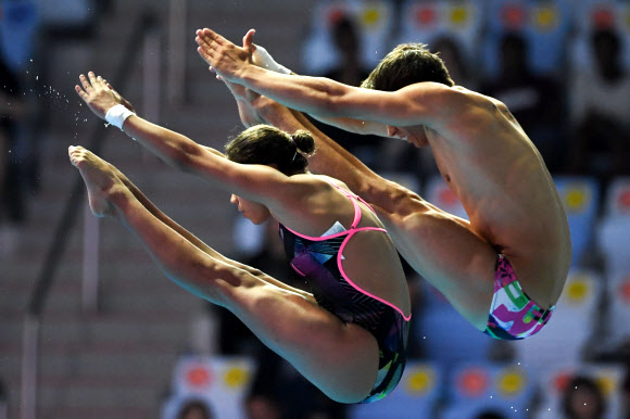 멕시코의 호세 이사이아스와 마리아 호세 모레노가 13일(현지시간) 광주에서 열린  ‘2019 광주세계수영선수권대회’ 혼성 싱크로나이즈드 10m 플랫폼 다이빙 결승전에서 멋진 연기를 선보이고 있다. AFP 연합뉴스