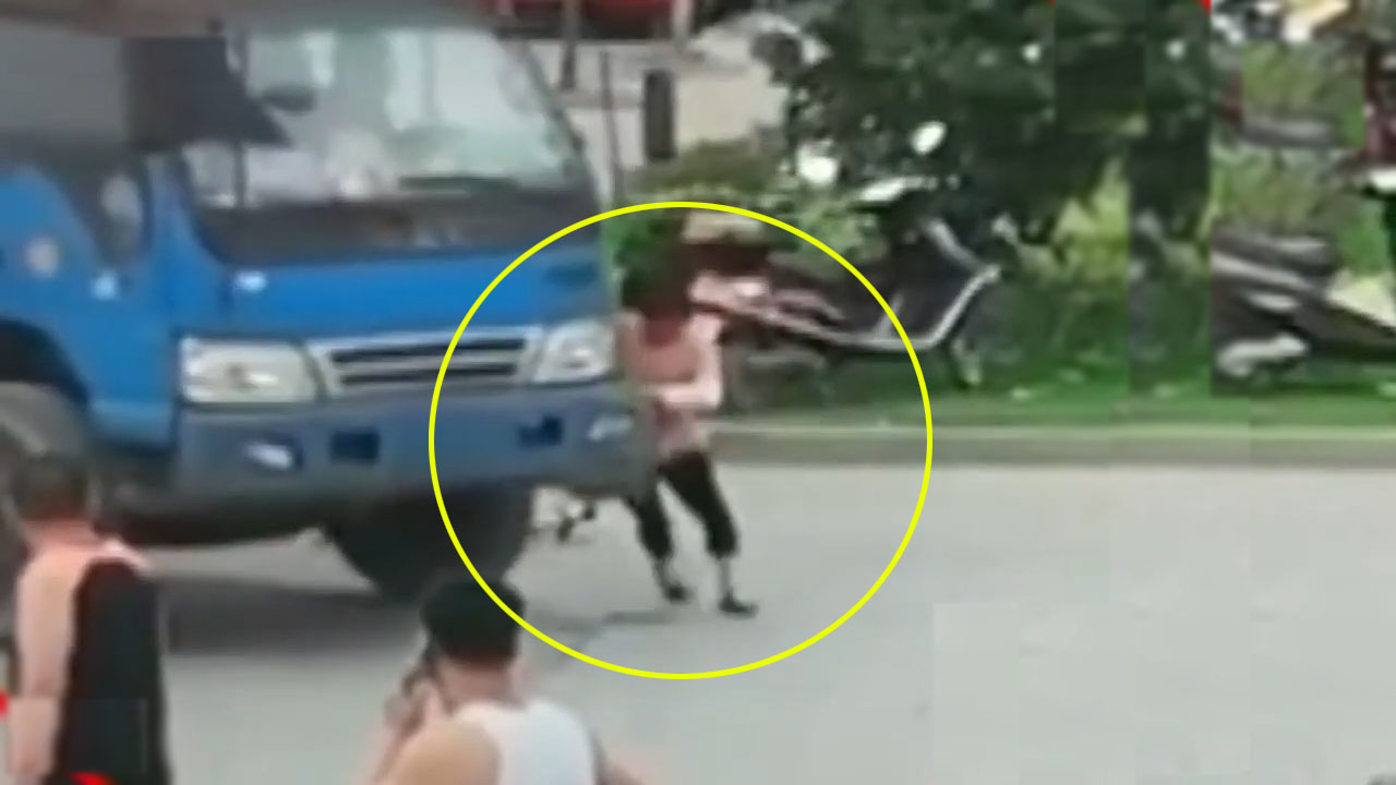 중국 한 도로에서 사업입찰에 떨어진 것에 분노한 여성이 입찰선정대상자가 운전하는 트럭에 일부러 몸을 부딪히는 모습(유튜브 영상 캡처)