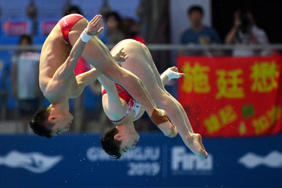 중국의 리안준지와 시야지가 13일(현지시간) 광주에서 열린  ‘2019 광주세계수영선수권대회’ 혼성 싱크로나이즈드 10m 플랫폼 다이빙 결승전에서 멋진 연기를 선보이고 있다. AFP 연합뉴스