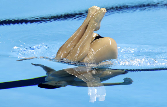 중국의 시하오유와 장야이가 13일(현지시간) 한국 광주 서구 염주체육관에서 열린 ‘2019 광주FINA세계수영선수권대회’ 혼성 듀엣 테크니컬 아티스틱 수영 예선전에서 멋진 연기를 펼치고 있다. AP 연합뉴스