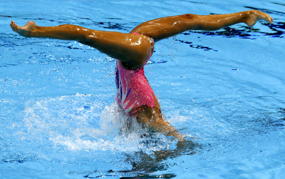 카자흐스탄의 아이제림 이사예바와 올차스 마칸베티야로프가 13일(현지시간) 한국 광주 서구 염주체육관에서 열린 ‘2019 광주FINA세계수영선수권대회’ 혼성 듀엣 테크니컬 아티스틱 수영 예선전에서 멋진 연기를 펼치고 있다. EPA 연합뉴스