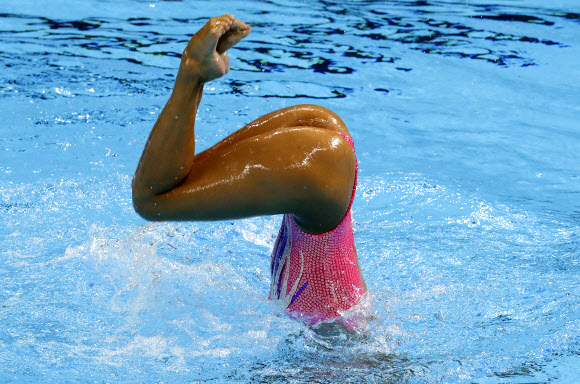 카자흐스탄의 아이제림 이사예바와 올차스 마칸베티야로프가 13일(현지시간) 한국 광주 서구 염주체육관에서 열린 ‘2019 광주FINA세계수영선수권대회’ 혼성 듀엣 테크니컬 아티스틱 수영 예선전에서 멋진 연기를 펼치고 있다. EPA 연합뉴스