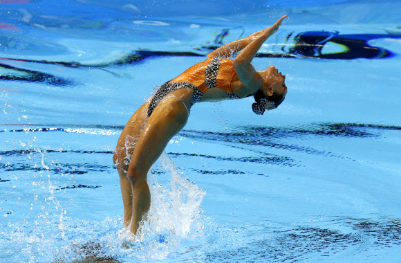 브라질의 레난 수자와 지오바나 스테판이 13일(현지시간) 한국 광주 서구 염주체육관에서 열린 ‘2019 광주FINA세계수영선수권대회’ 혼성 듀엣 테크니컬 아티스틱 수영 예선전에서 멋진 연기를 펼치고 있다. EPA 연합뉴스