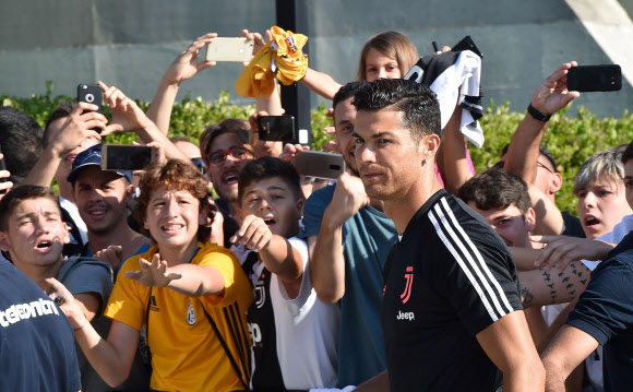 유벤투스 축구선수 포르투갈의 크리스티아누 호날두가 13일(현지시간) 이탈리아 토리노에서 메디컬 테스트를 받기 위해 유벤투스 J 메디컬로 향하고 있다. EPA 연합뉴스