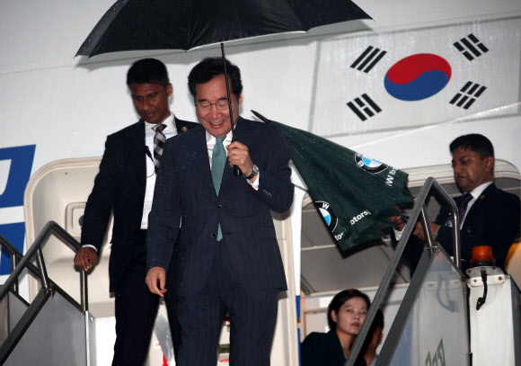 방글라데시를 공식방문한 이낙연 국무총리가 13일(현지시간) 수도인 다카시의 샤잘랄 국제공항에 도착해 우산을 들고 트랩을 내려오고 있다. 이 총리의 방글라데시 공식 방문은 17년만의 총리 방문이다. 2019.7.13  연합뉴스