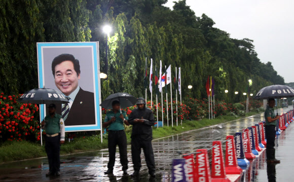 13일(현지시간) 방글라데시 수도인 다카시의 시내 곳곳에는 이낙연 국무총리의 대형 사진이 걸려 있다. 2019.7.14  연합뉴스