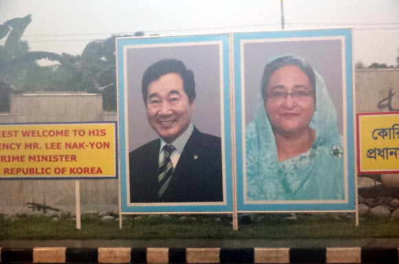 13일(현지시간) 방글라데시 수도인 다카시의 시내 곳곳에는 이낙연 국무총리와 셰이크 하시나 방그라데시 총리의 대형 사진이 걸려 있다. 2019.7.14  연합뉴스