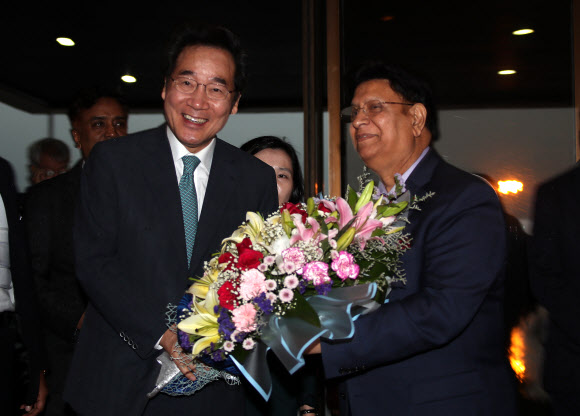 방글라데시를 공식방문한 이낙연 국무총리가 13일(현지시간) 수도인 다카시의 샤잘랄 국제공항에 도착해 영접나온 압둘 모멘 외교부 장관에게 꽃다발을 받고 있다. 이 총리의 방글라데시 공식 방문은 17년만의 총리 방문이다. 2019.7.14  연합뉴스