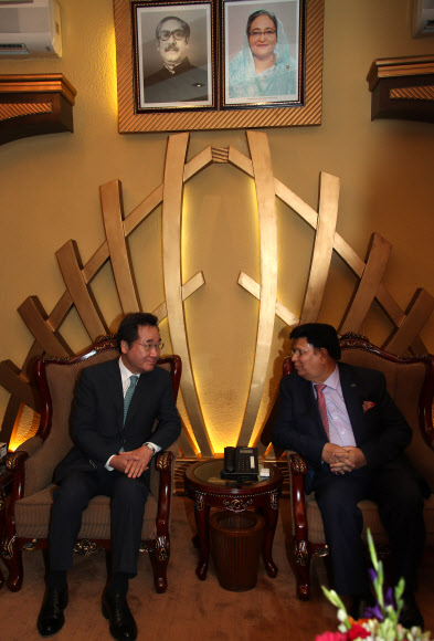 방글라데시를 공식방문한 이낙연 국무총리가 13일(현지시간) 수도인 다카시의 샤잘랄 국제공항에 도착해 영접나온 압둘 모멘 외교부 장관과 만나 영접실서 대화하고 있다. 이 총리의 방글라데시 공식 방문은 17년만의 총리 방문이다. 2019.7.13  연합뉴스