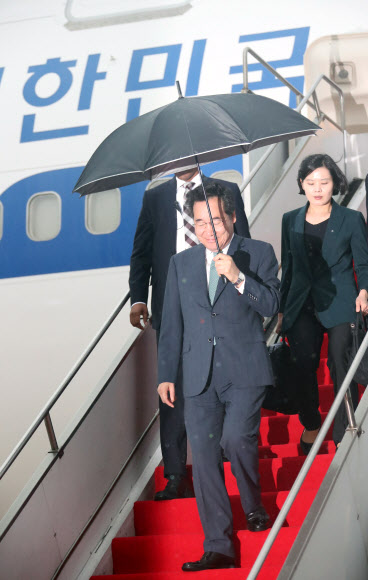 방글라데시를 공식방문한 이낙연 국무총리가 13일(현지시간) 수도인 다카시의 샤잘랄 국제공항에 도착해 우산을 들고 트랩을 내려오고 있다. 이 총리의 방글라데시 공식 방문은 17년만의 총리 방문이다. 2019.7.14 연합뉴스