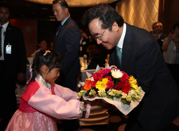 방글라데시를 공식 방문한 이낙연 국무총리가 13일(현지시간) 저녁 수도인 다카시의 인터콘티넨탈 호텔에서 동포 및 지상사 대표들을 초청해 만찬간담회를 하기에 앞서 동포 어린이에게 꽃다발을 받고 있다.  2019.7.14  연합뉴스