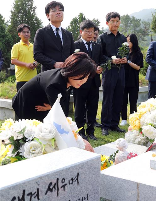 심상정 정의당 신임대표가 14일 오전 경기도 남양주시 마석모란공원에서 고(故) 노회찬 전 의원의 묘를 찾아 헌화하고 있다. 2019.7.14 뉴스1