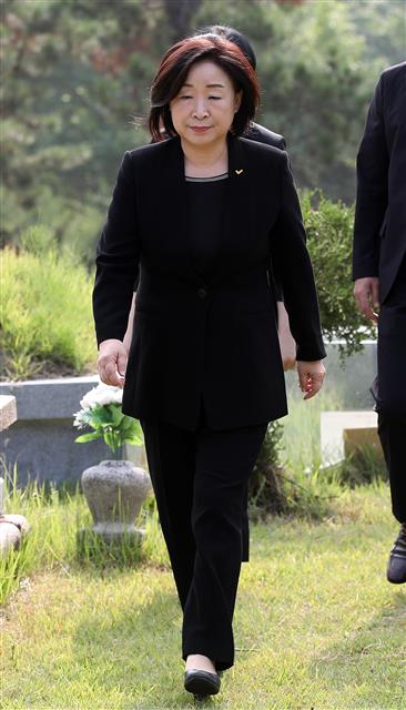 심상정 정의당 신임대표가 14일 오전 경기도 남양주시 마석모란공원에서 고(故) 노회찬 전 의원의 묘를 참배하기 위해 이동하고 있다. 2019.7.14 뉴스1
