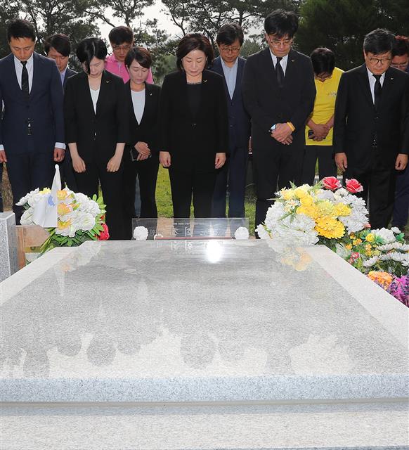 심상정 정의당 신임대표와 지도부 의원들이 14일 오전 경기도 남양주시 마석모란공원에서 고(故) 노회찬 전 의원의 묘를 찾아 참배하고 있다. 2019.7.14 뉴스1