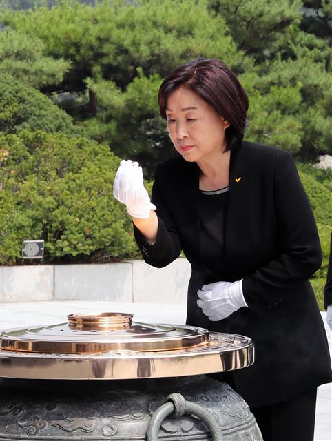 심상정 정의당 신임대표가 14일 서울 동작구 국립현충원 현충탑에서 분향하고 있다. 심상정 대표는 대표로 선출된 직수 “모든 것을 걸고 선거제도 개혁을 기필코 완수하겠다”고 말했다. 2019.7.14 뉴스1