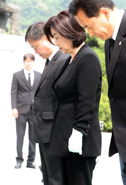 심상정 정의당 신임대표가 14일 서울 동작구 국립현충원 현충탑에서 분향 후 묵념하고 있다. 심상정 대표는 대표로 선출된 직수 “모든 것을 걸고 선거제도 개혁을 기필코 완수하겠다”고 말했다. 2019.7.14 뉴스1