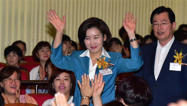 나경원 자유한국당 원내대표가 14일 서울 광진구 세종대학교에서 열린 간호조무사 아카데미 창립 46주년 기념식에 참석하며 손인사를 하고 있다. 2019.7.14 뉴스1