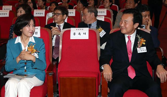 손학규 바른미래당 대표와 나경원 자유한국당 원내대표가 14일 서울 광진구 세종대학교에서 열린 간호조무사 아카데미 창립 46주년 기념식에서 만나 이야기를 나누고 있다. 2019.7.14 뉴스1