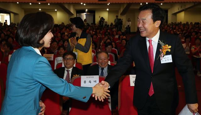 손학규 바른미래당 대표와 나경원 자유한국당 원내대표가 14일 서울 광진구 세종대학교에서 열린 간호조무사 아카데미 창립 46주년 기념식에서 만나 악수하고 있다. 2019.7.14 뉴스1