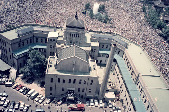 1987년 6월 군사정권에 항거하는 시위 도중 경찰이 쏜 최루탄에 맞아 쓰러진 연세대생 고(故) 이한열 열사의 장례식 전후 상황이 당시 서울에서 근무하던 외신기자의 카메라에 담겼다가 국내에 처음 공개됐다. 14일 이한열기념사업회에 따르면 언론인 출신 주리시(朱立熙) 대만정치대 한국어과 교수는 이 열사가 숨진 1987년 7월 5일부터 장례식이 열린 9일까지 시위 등을 촬영한 사진 등 약 300장을 CD에 담아 지난 5일 기념사업회에 보냈다. 사진은 서울시청 광장 앞 이한열 노제. 2019.7.14  주리시 교수 촬영·이한열기념사업회 제공