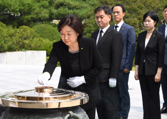 심상정 정의당 신임대표 등 지도부가 14일 서울 동작동 국립묘지를 찾아 현충탑 앞에서 참배하고 있다. 2019.7.14.  김명국 선임기자 daunso@seoul.co.kr