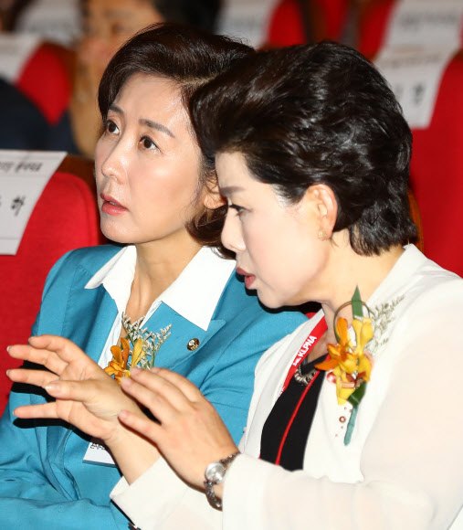 14일 서울 광진구 세종대학교에서 열린 대한간호조무사협회 창립 46주년 기념식에서 자유한국당 나경원 원내대표(왼쪽)와 홍옥녀 대한간호조무사협회장이 이야기를 하고 있다. 2019.7.14  연합뉴스