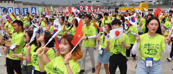 14일 서울 광화문광장 북측광장에서 열린 3.1운동 및 대한민국 임시정부 수립 100주년 기념 퍼포먼스에 참석한 재외동포재단 모국연수 참가학생들이 퍼포먼스를 펼치고 있다. 2019.7.14 박지환기자 popocar@seoul.co.kr