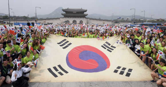 14일 서울 광화문광장 북측광장에서 열린 3.1운동 및 대한민국 임시정부 수립 100주년 기념 퍼포먼스에 참석한 재외동포재단 모국연수 참가학생들이 퍼포먼스를 펼치고 있다. 2019.7.14 박지환기자 popocar@seoul.co.kr