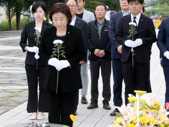정의당 심상정 신임 대표가 14일 오후 경남 김해시 진영읍 봉하마을 노무현 전 대통령 묘역 앞에서 묵념하고 있다. 2019.7.14  연합뉴스