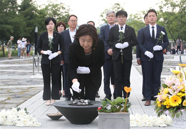 심상정 신임 정의당 대표가 14일 오후 경남 김해 봉하마을 고 노무현 전 대통령 묘역을 찾아 참배를 하고 있다. 2019.7.14 뉴스1