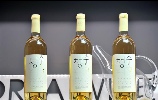 한국 와인의 판도를 바꾼 청수와인. 농촌진흥청이 생과용으로 개발한 ‘청수’ 품종을 화이트와인으로 만들었다. 대동여주도 제공